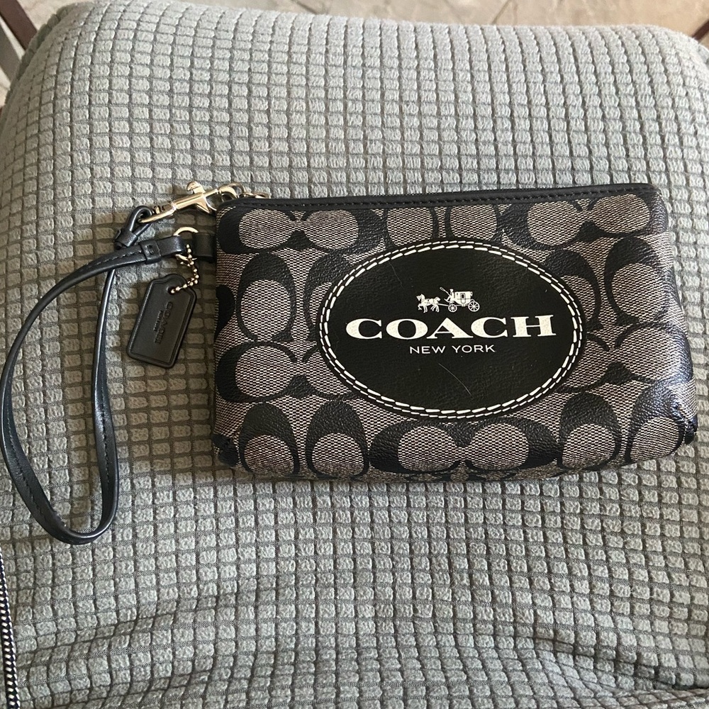 Coach EUC Signature Coated Canvas w/hang tag
